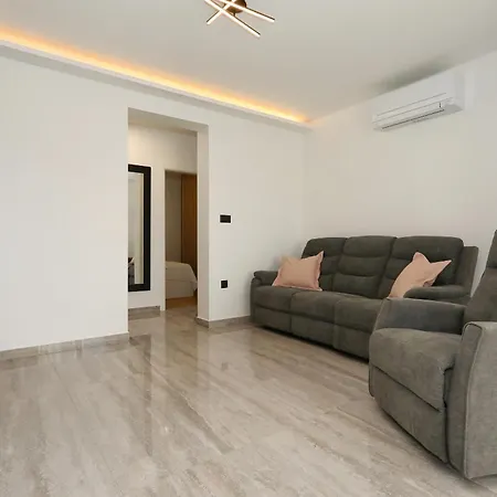 Апартаменти Tereza With Free Parking