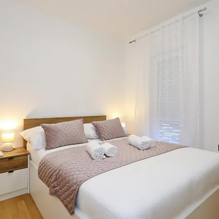 Апартаменти Tereza With Free Parking